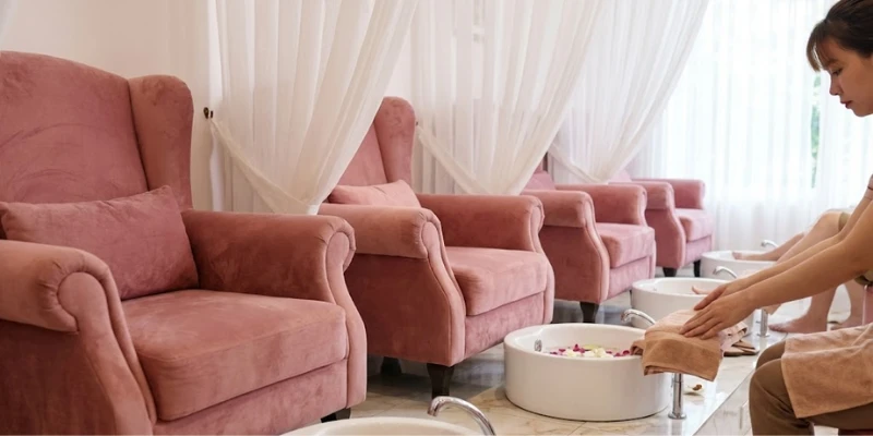 Kinh nghiệm thiết kế tiệm Nail hút khách 2026 : Bố trí ghế, Hút mùi & Ánh sáng chuẩn